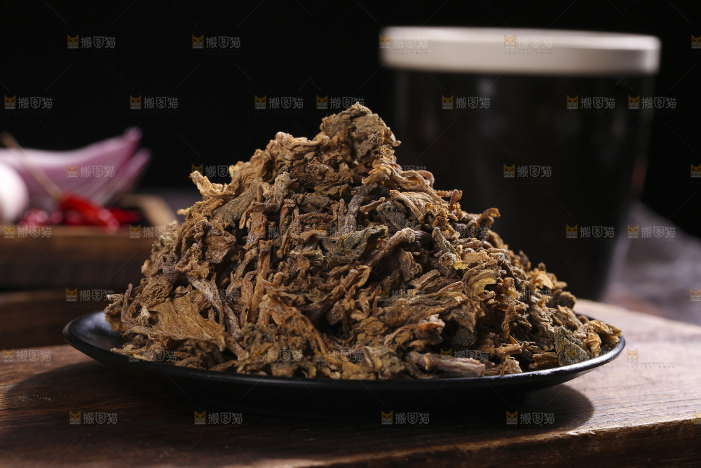 木底上堆放着梅干菜