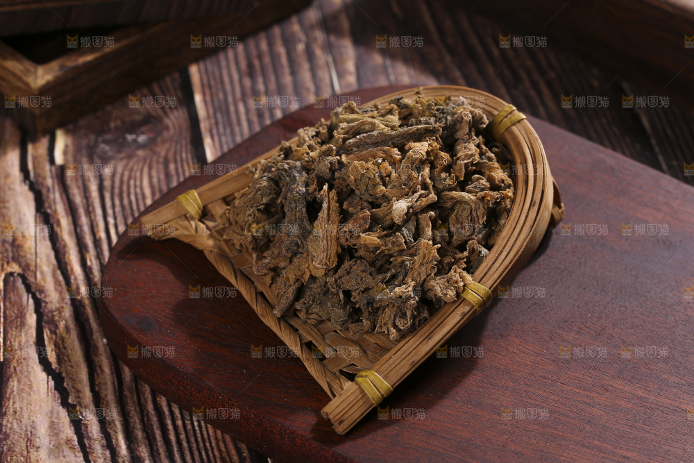 木底上堆放着梅干菜