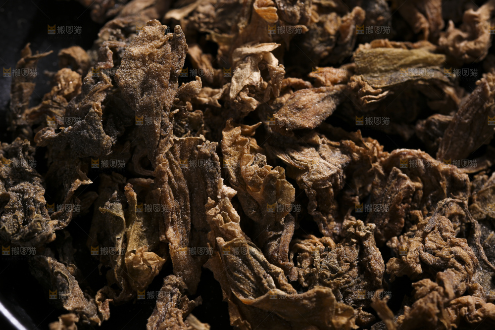 木底上堆放着梅干菜