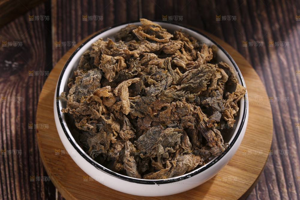 木底上堆放着梅干菜