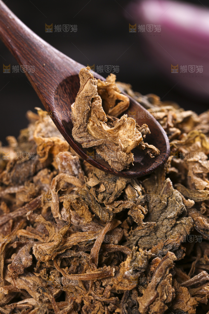 木底上堆放着梅干菜