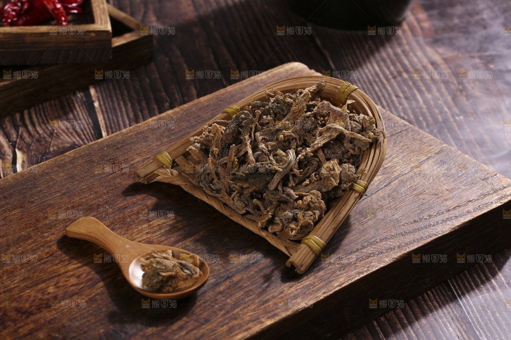 木底上堆放着梅干菜