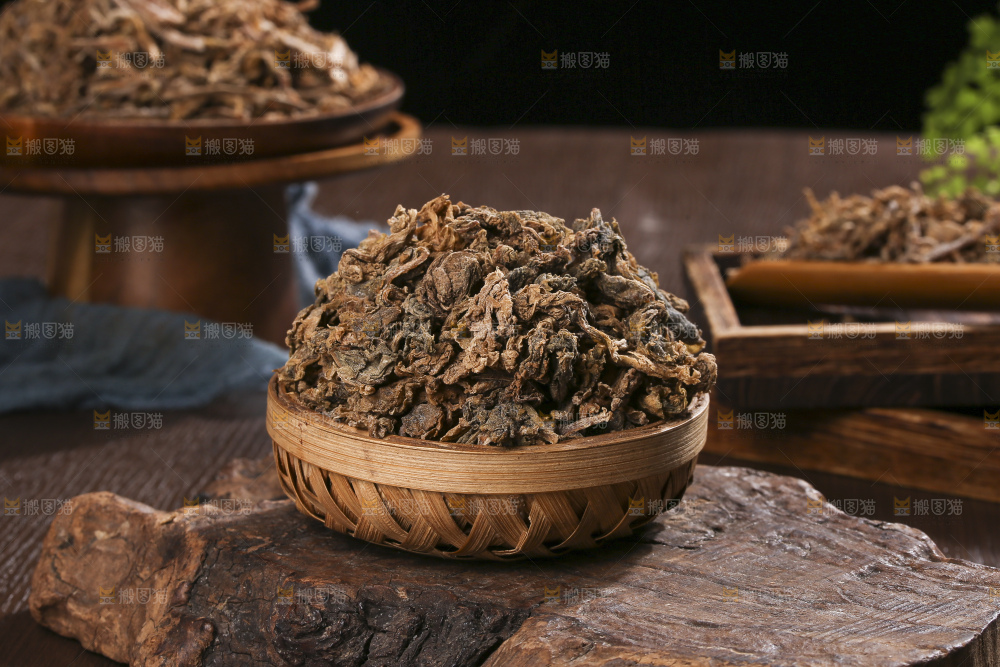 木底上堆放着梅干菜