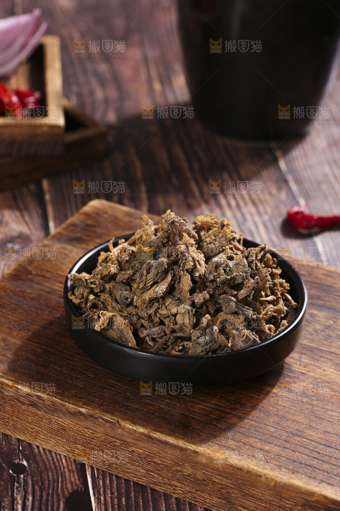 木底上堆放着梅干菜