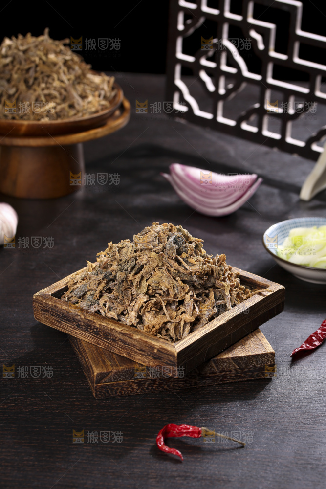 木底上堆放着梅干菜