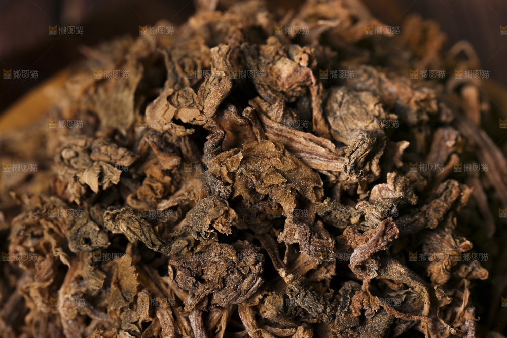 木底上堆放着梅干菜