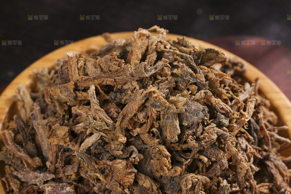 木底上堆放着梅干菜