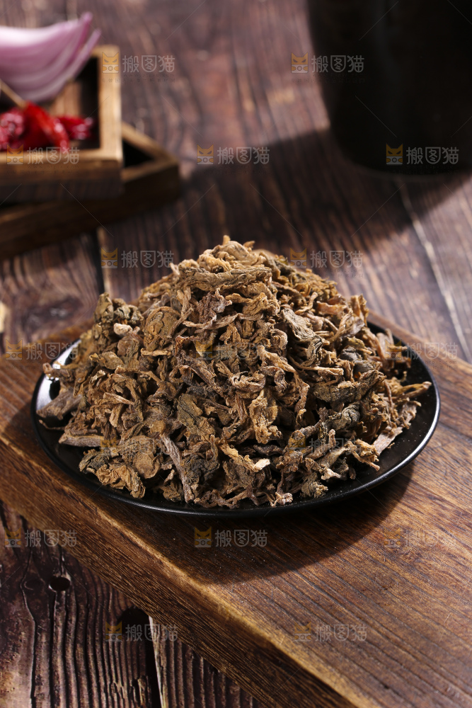 木底上堆放着梅干菜