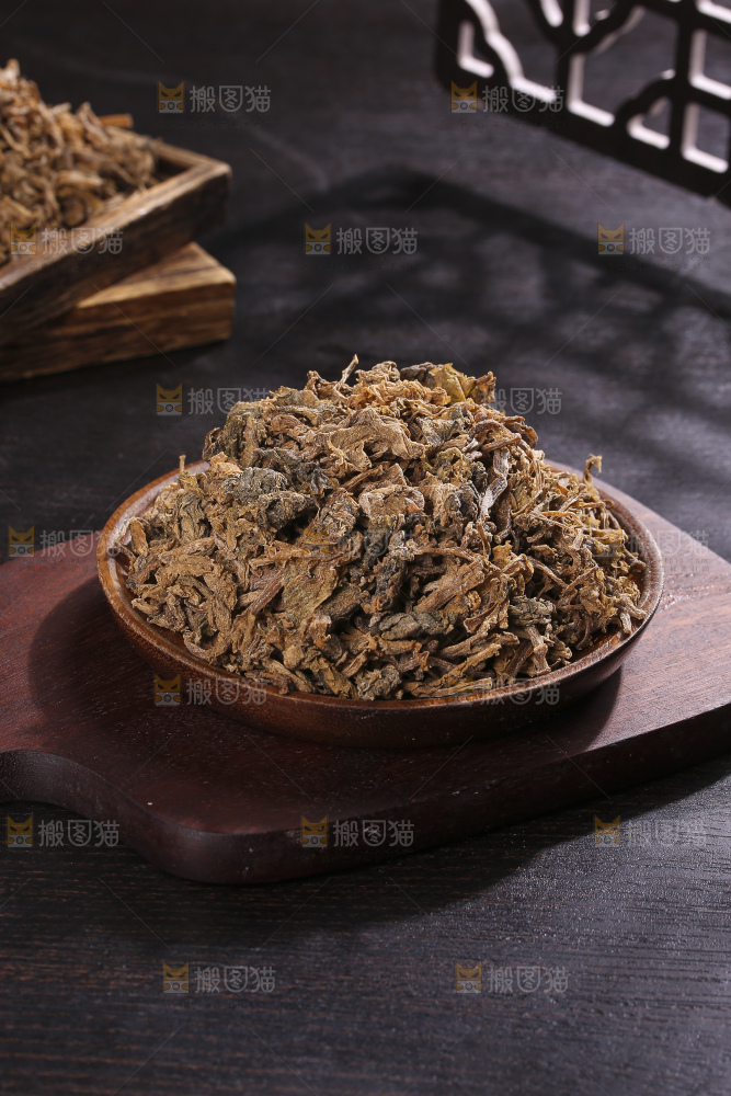 木底上堆放着梅干菜