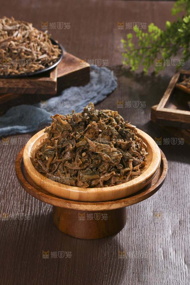 木底上堆放着梅干菜