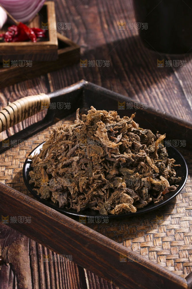 木底上堆放着梅干菜