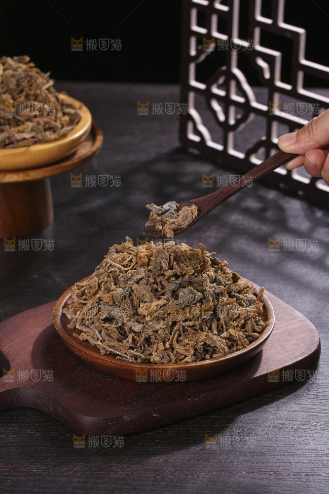 木底上堆放着梅干菜