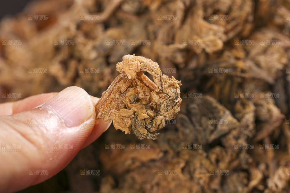 木底上堆放着梅干菜