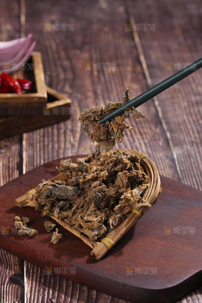 木底上堆放着梅干菜