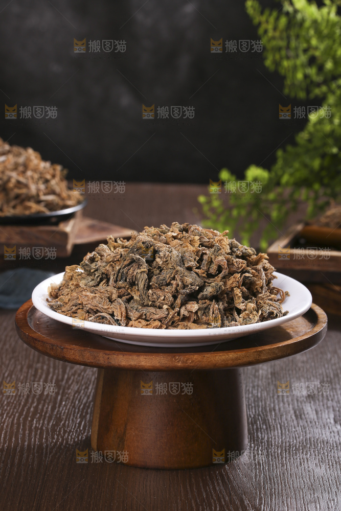 木底上堆放着梅干菜