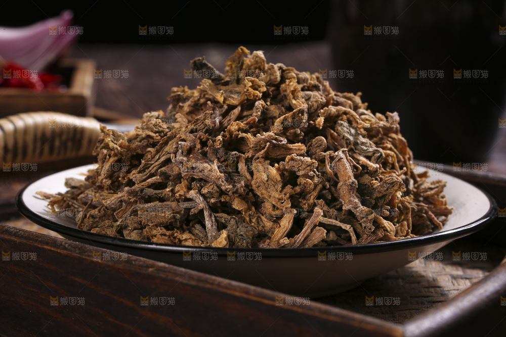 木底上堆放着梅干菜