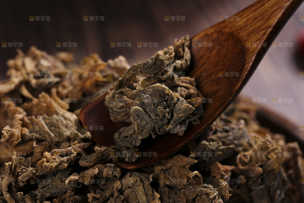 木底上堆放着梅干菜
