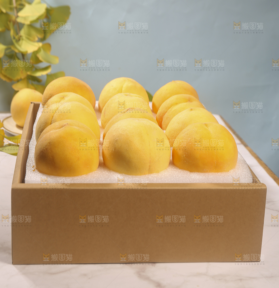 浅底上摆放着的锦绣黄桃