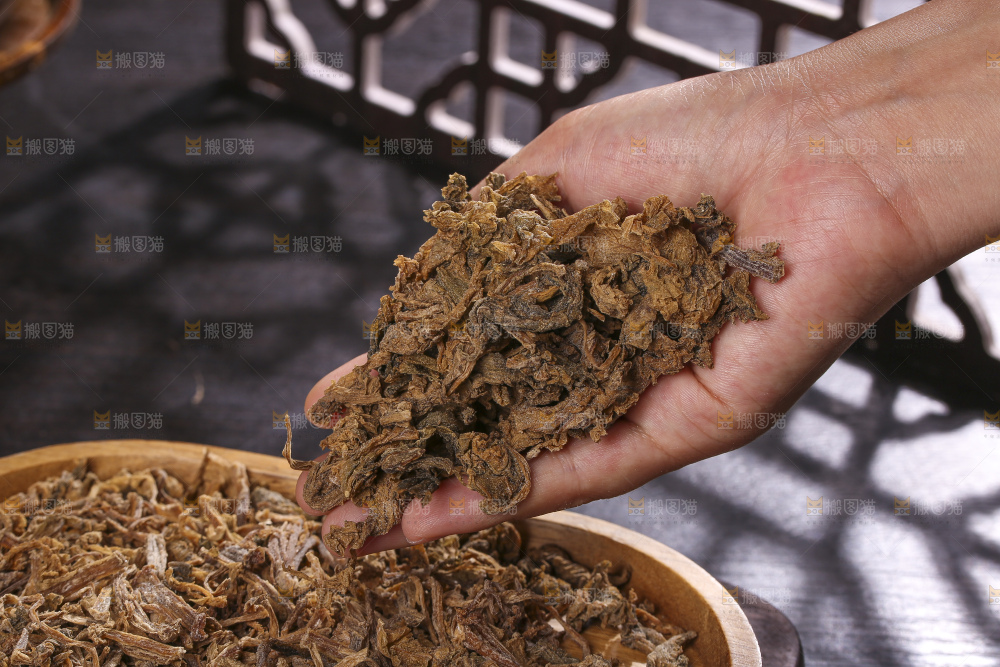 木底上堆放着梅干菜