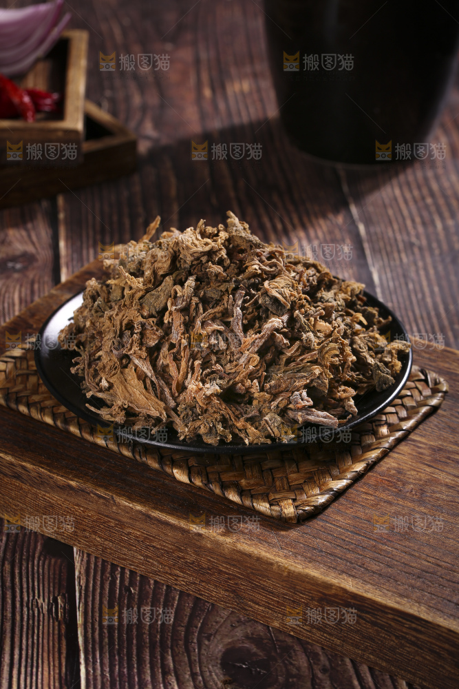 木底上堆放着梅干菜