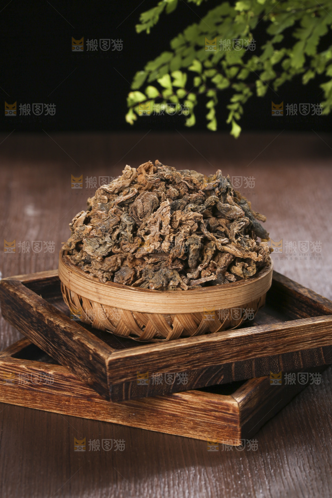 木底上堆放着梅干菜