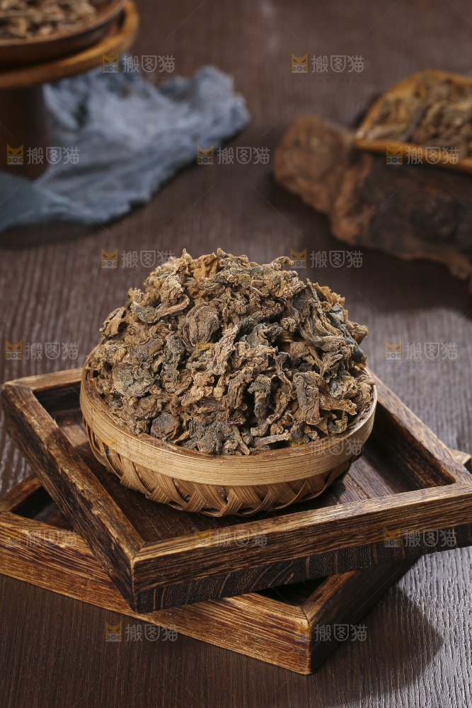 木底上堆放着梅干菜