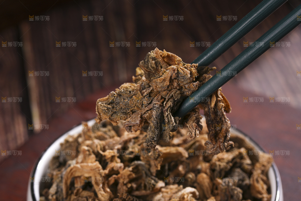 木底上堆放着梅干菜