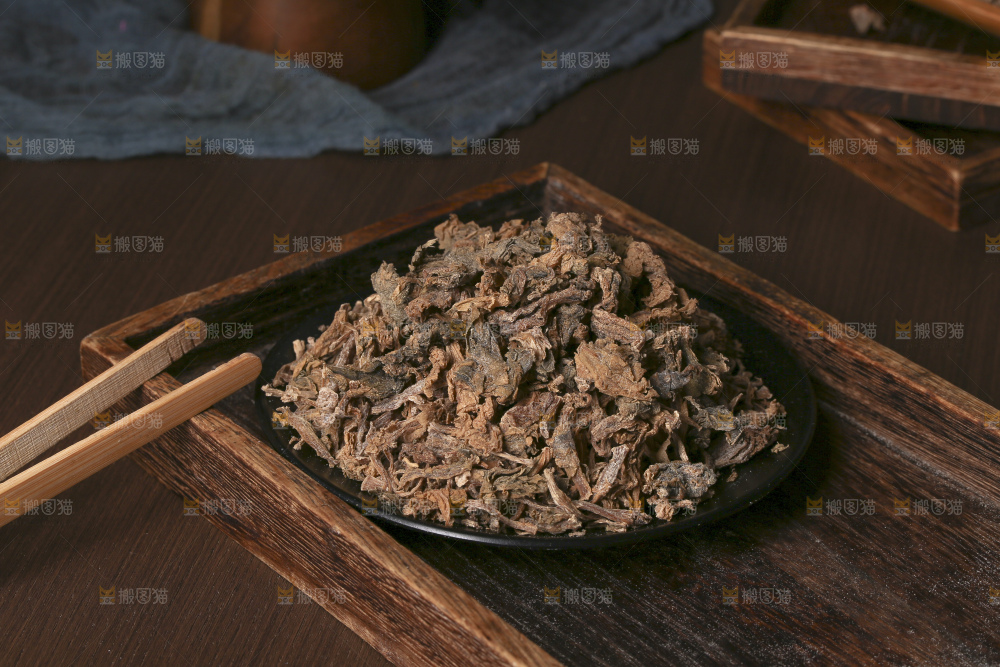 木底上堆放着梅干菜