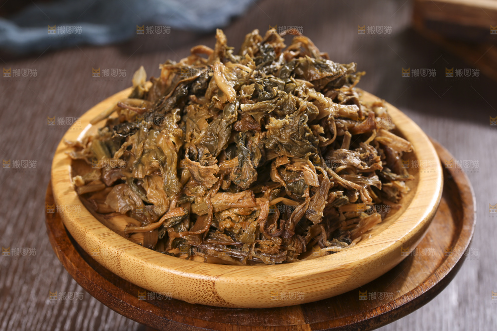 木底上堆放着梅干菜