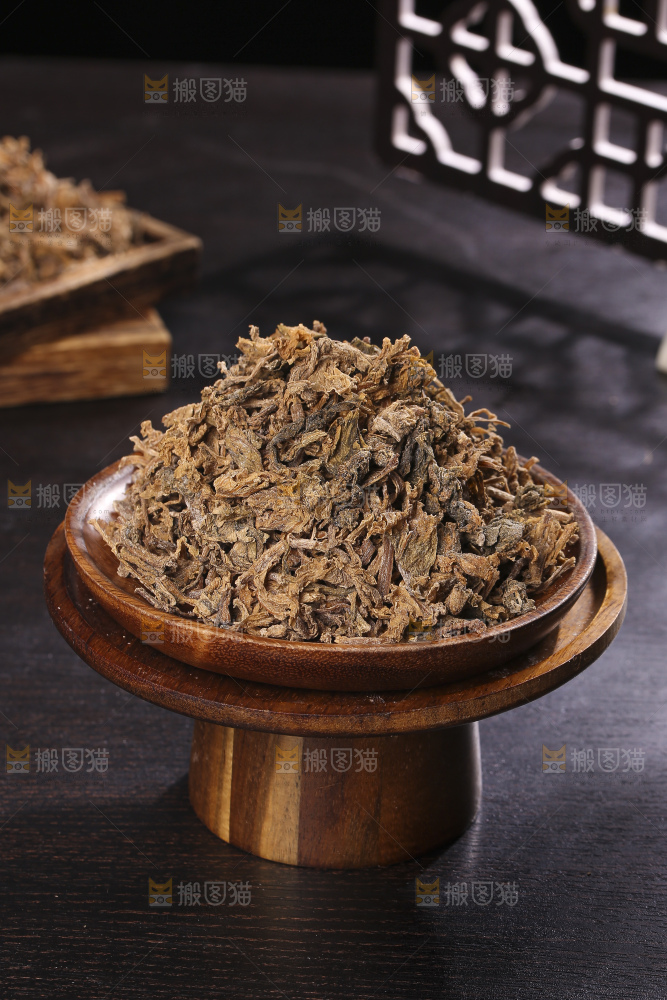 木底上堆放着梅干菜