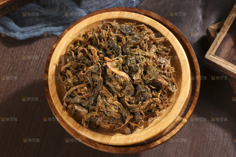 木底上堆放着梅干菜