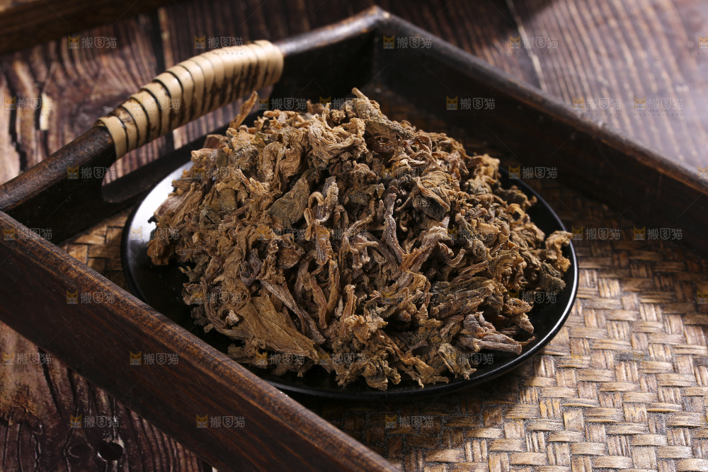 木底上堆放着梅干菜