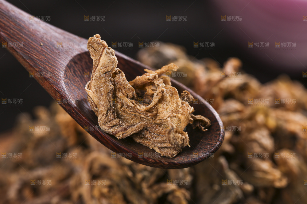 木底上堆放着梅干菜
