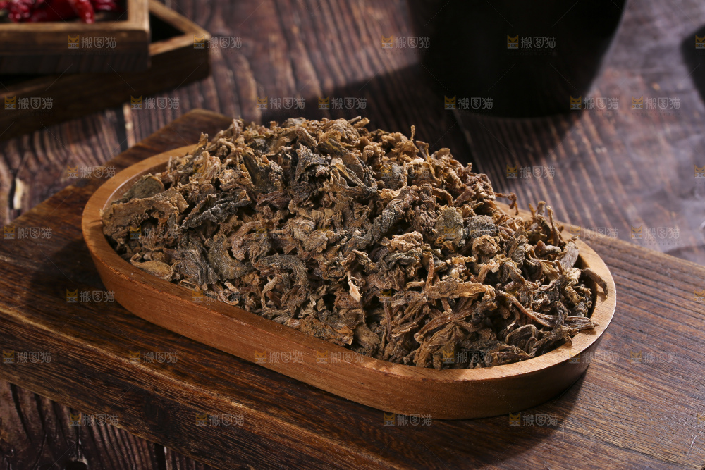 木底上堆放着梅干菜