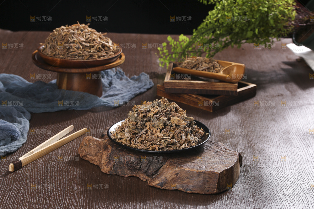 木底上堆放着梅干菜