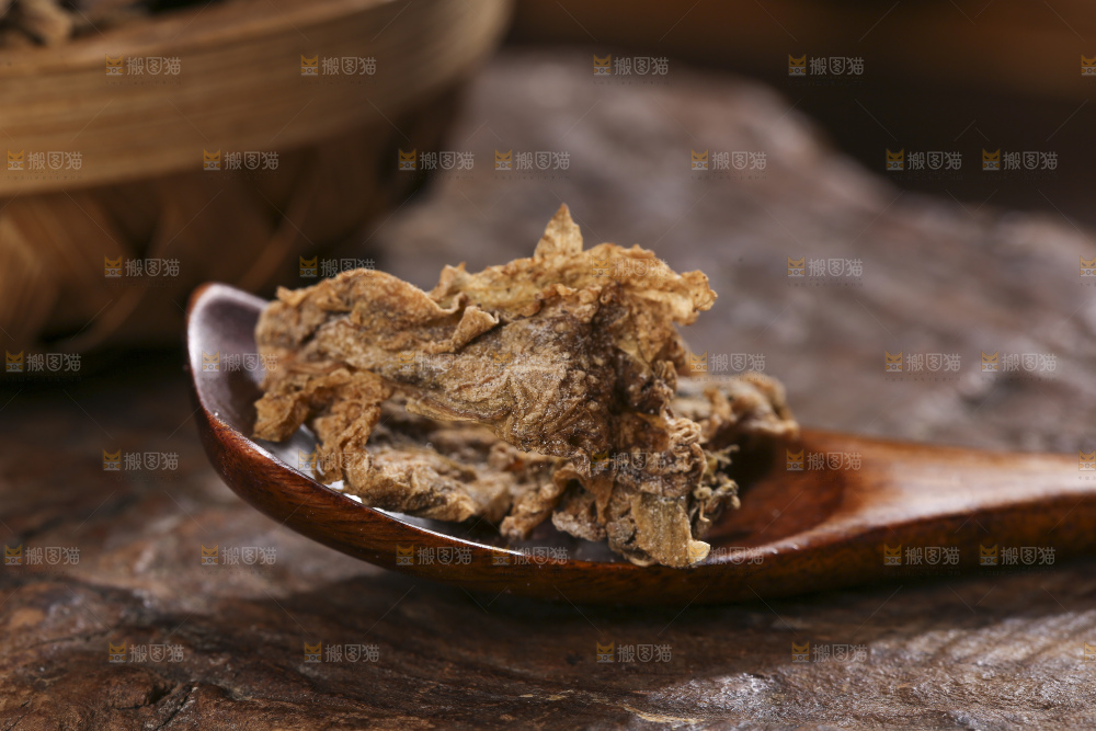 木底上堆放着梅干菜
