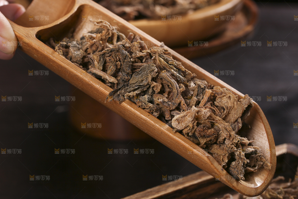 木底上堆放着梅干菜