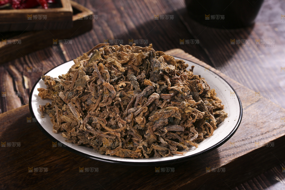木底上堆放着梅干菜