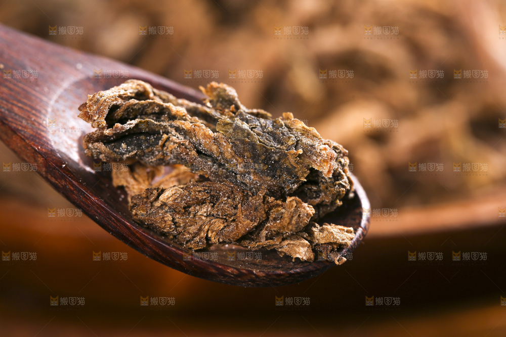木底上堆放着梅干菜