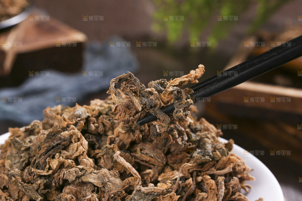 木底上堆放着梅干菜