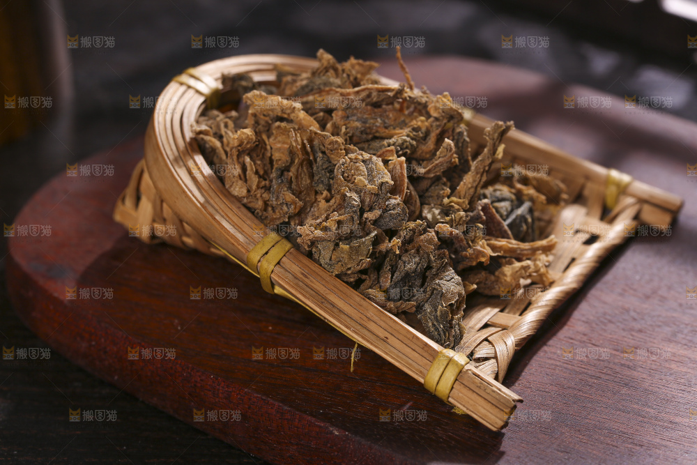 木底上堆放着梅干菜