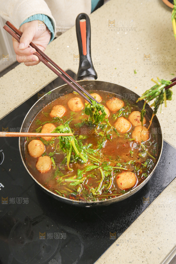 锅里的煮豌豆尖