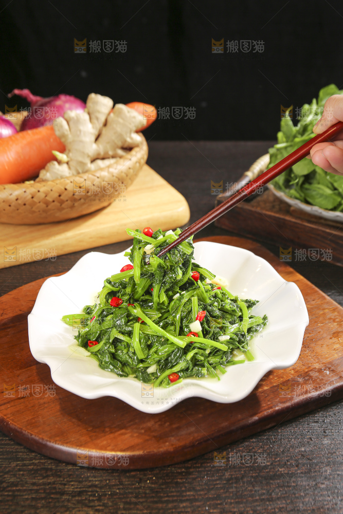 深底上的炒豌豆苗