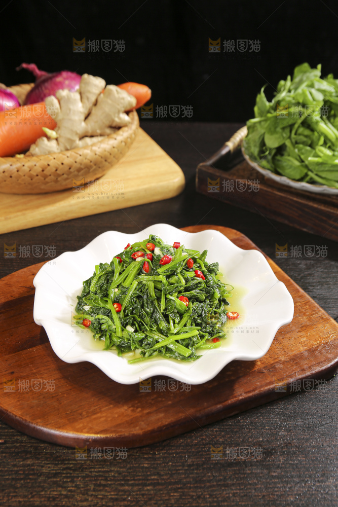 深底上的炒豌豆苗