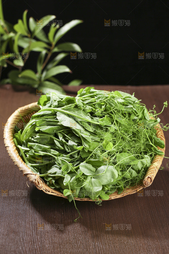 木底上的豌豆尖
