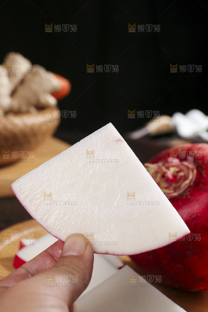 深底上的红萝卜