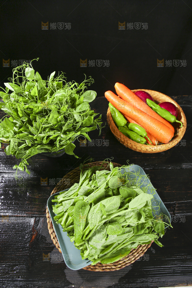 深底上的豌豆苗