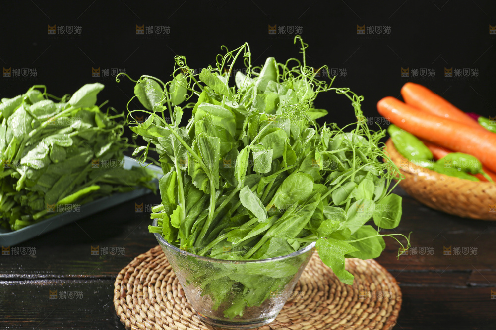 深底上的豌豆苗