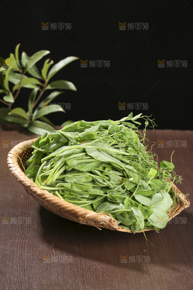 木底上的豌豆尖