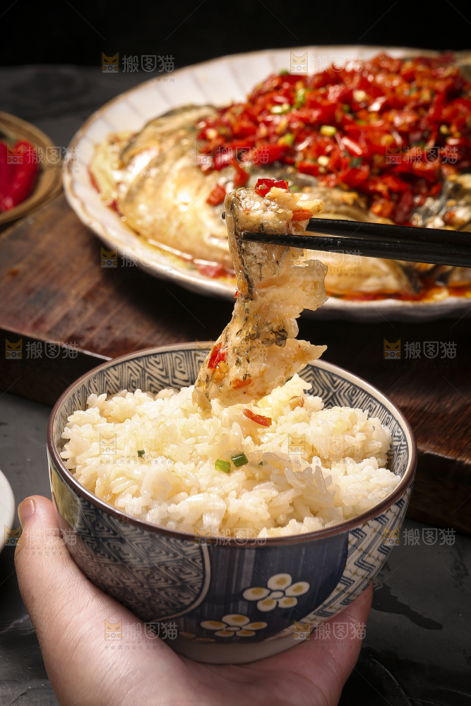 深底上的剁椒鱼头